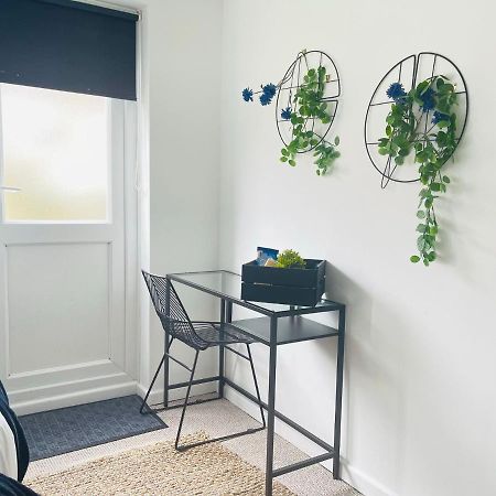 Lovely 1 Bed Home Near Hospital, With Parking & Garden Work Contractor Leisure, Sapphire 캠브리지 외부 사진