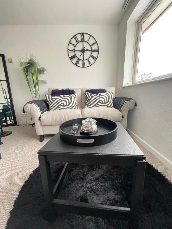 Lovely 1 Bed Home Near Hospital, With Parking & Garden Work Contractor Leisure, Sapphire 캠브리지 외부 사진