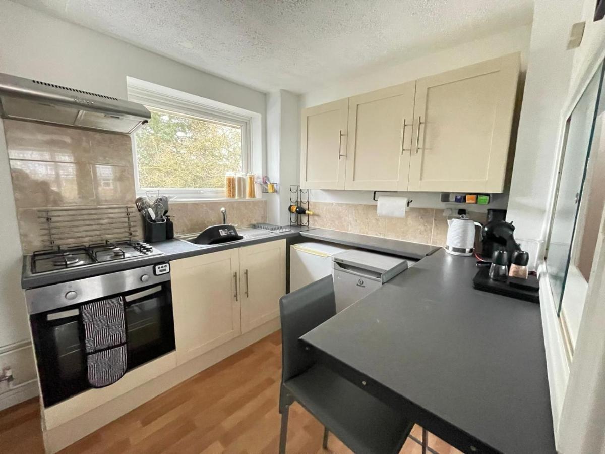 Lovely 1 Bed Home Near Hospital, With Parking & Garden Work Contractor Leisure, Sapphire 캠브리지 외부 사진