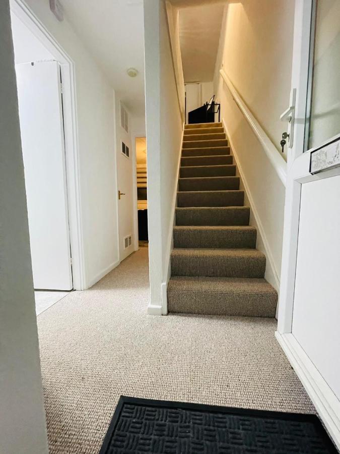 Lovely 1 Bed Home Near Hospital, With Parking & Garden Work Contractor Leisure, Sapphire 캠브리지 외부 사진