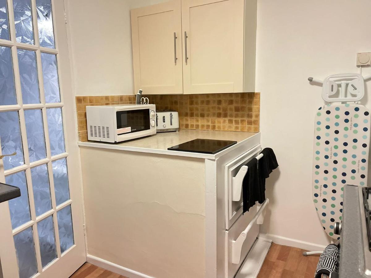Lovely 1 Bed Home Near Hospital, With Parking & Garden Work Contractor Leisure, Sapphire 캠브리지 외부 사진